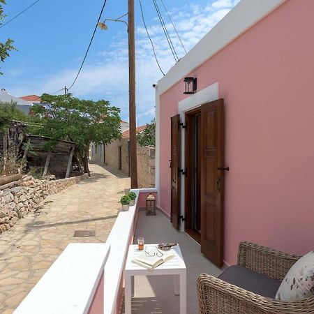 Captain'S Memories Stylish Harbour Apartments Chalki Town エクステリア 写真