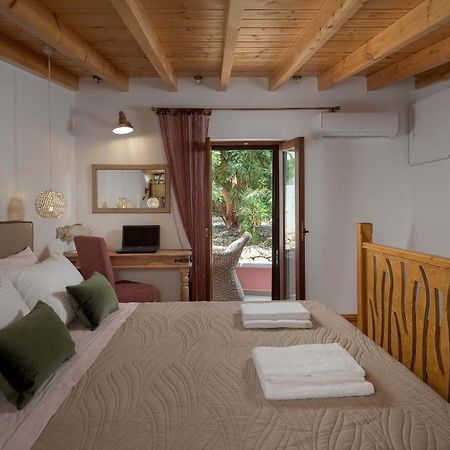 Captain'S Memories Stylish Harbour Apartments Chalki Town エクステリア 写真