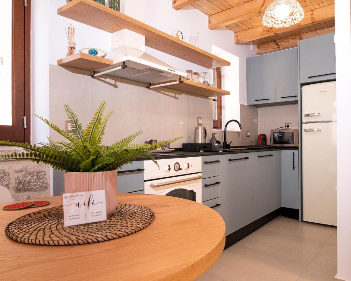 Captain'S Memories Stylish Harbour Apartments Chalki Town エクステリア 写真