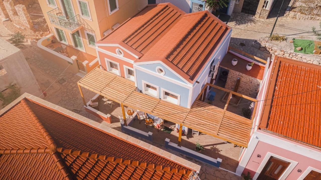 Captain'S Memories Stylish Harbour Apartments Chalki Town エクステリア 写真