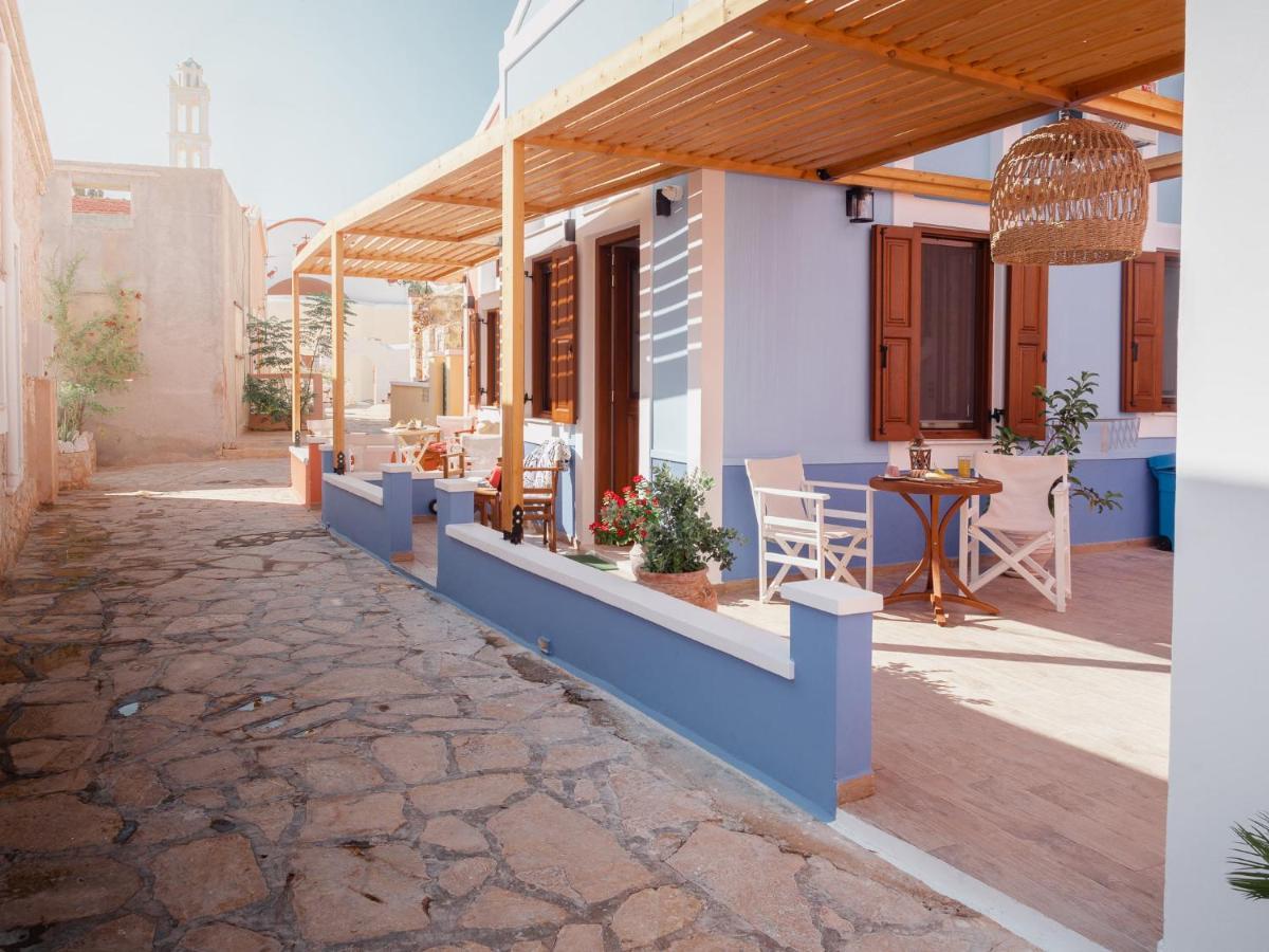Captain'S Memories Stylish Harbour Apartments Chalki Town エクステリア 写真