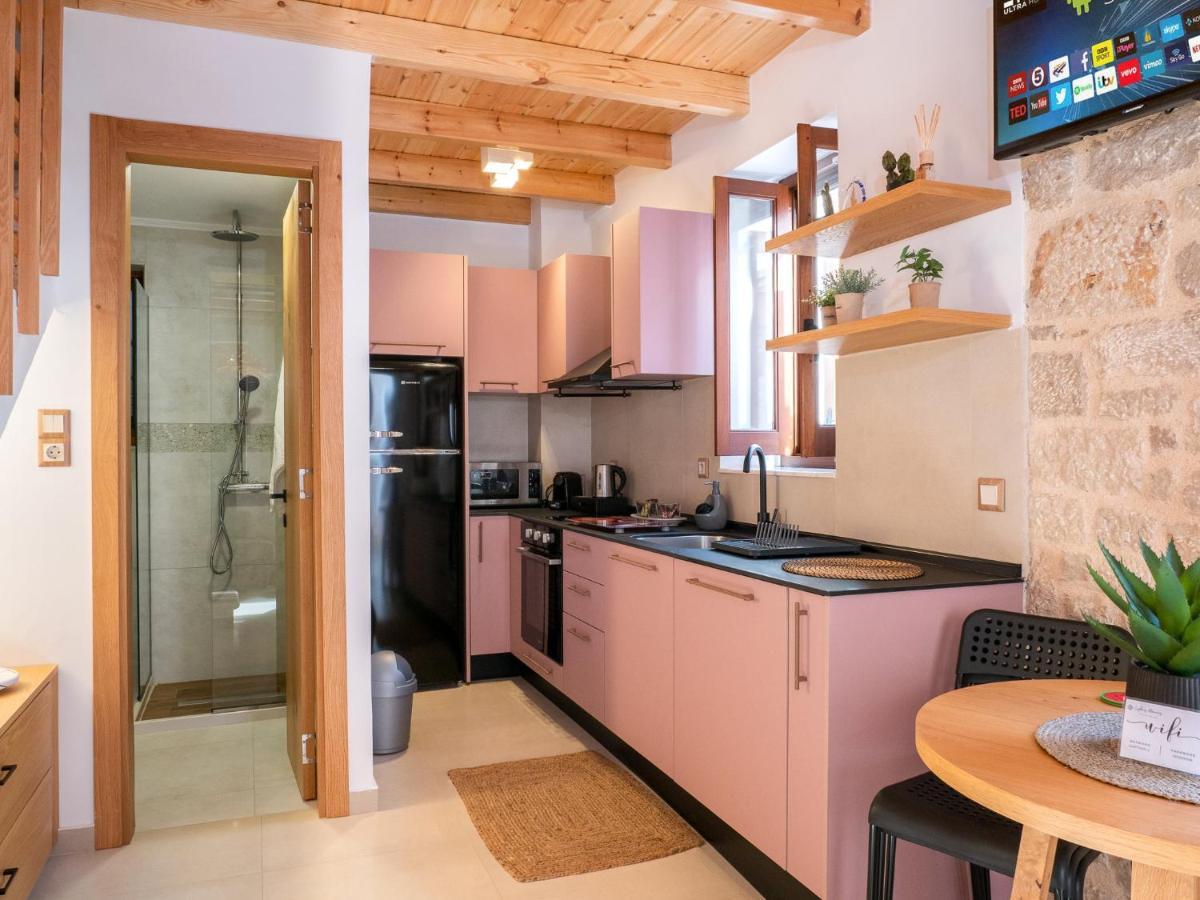 Captain'S Memories Stylish Harbour Apartments Chalki Town エクステリア 写真