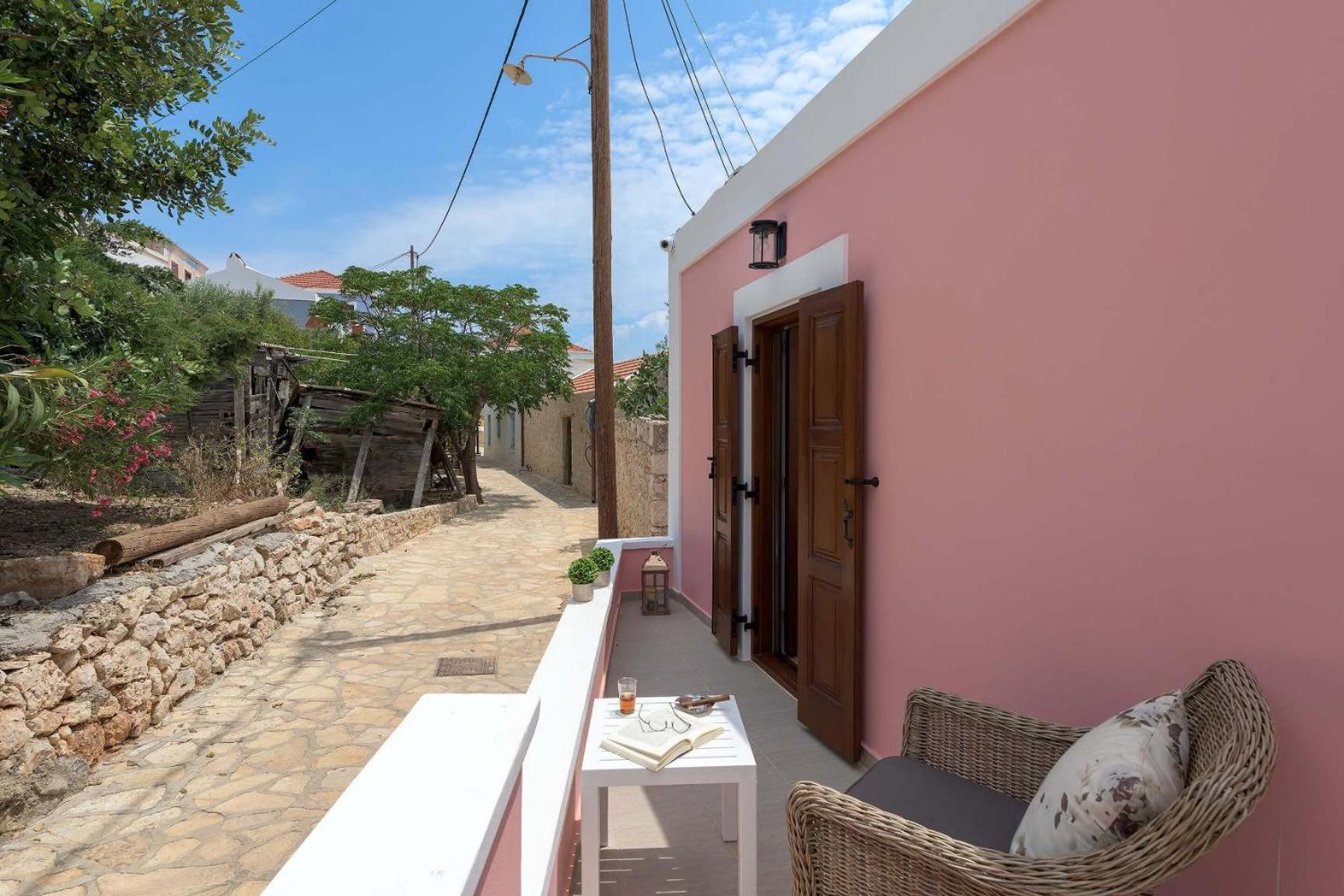 Captain'S Memories Stylish Harbour Apartments Chalki Town エクステリア 写真