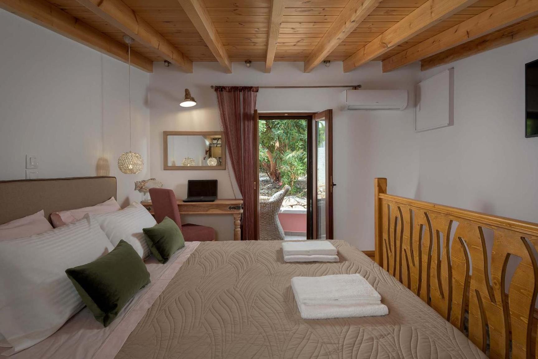Captain'S Memories Stylish Harbour Apartments Chalki Town エクステリア 写真