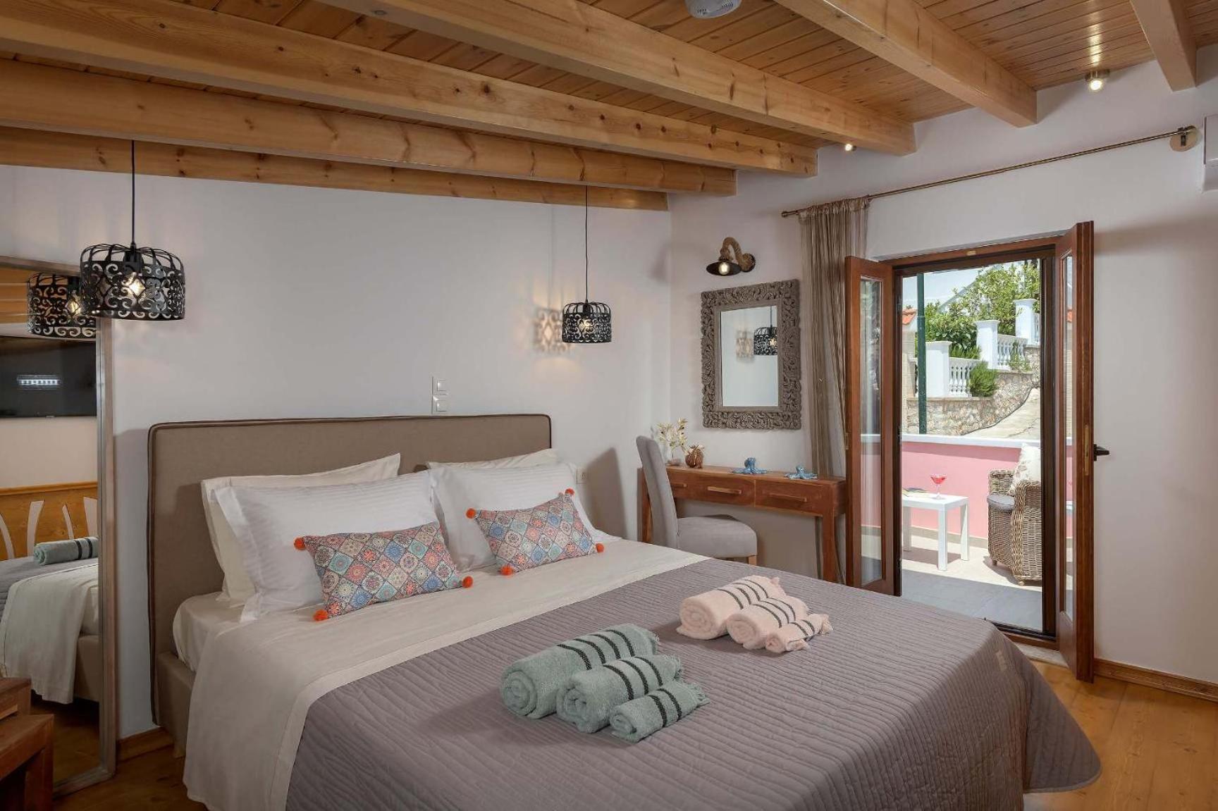 Captain'S Memories Stylish Harbour Apartments Chalki Town エクステリア 写真