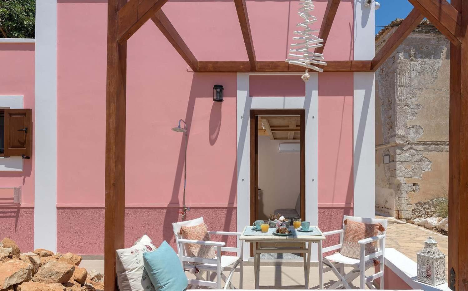 Captain'S Memories Stylish Harbour Apartments Chalki Town エクステリア 写真